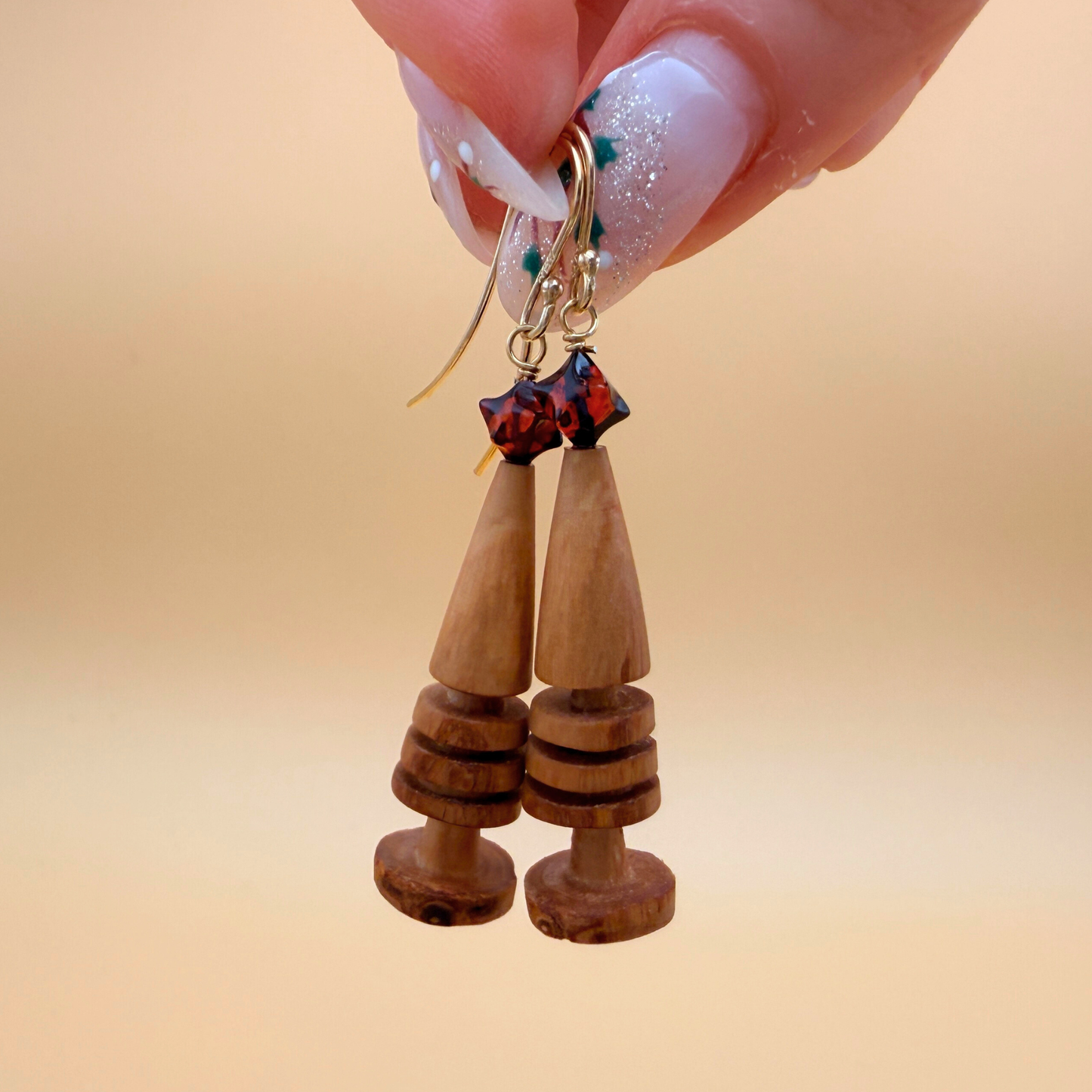 Juletræs øreringe i træ og rav