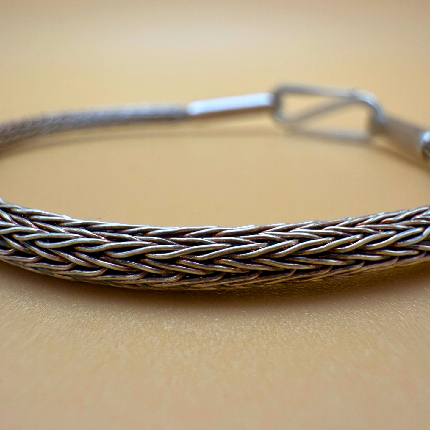 Håndstrikket sølvarmbånd – Dobbeltsting