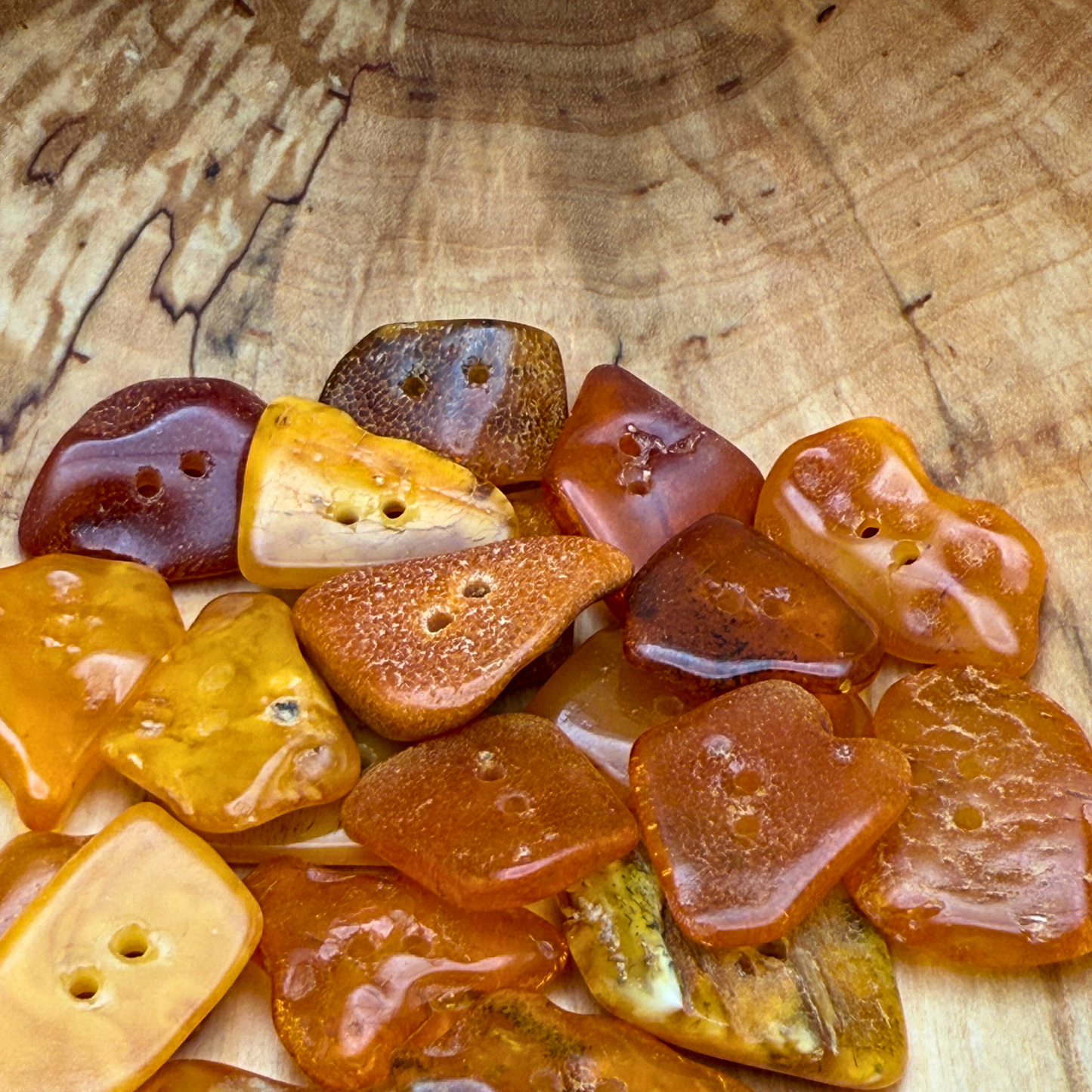 Polerede rav knapper