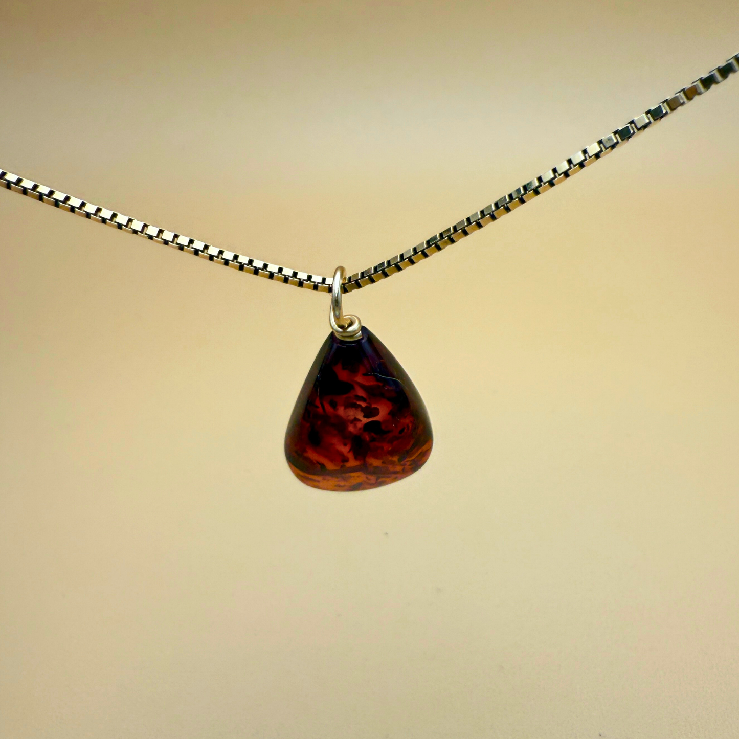 Dråbevedhæng i Vinrød rav & 14 kt Guld