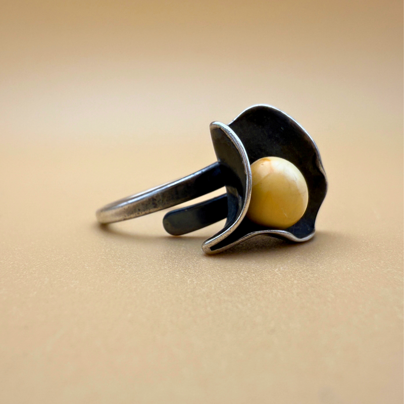 Østers Ring – Mælkehvid Rav