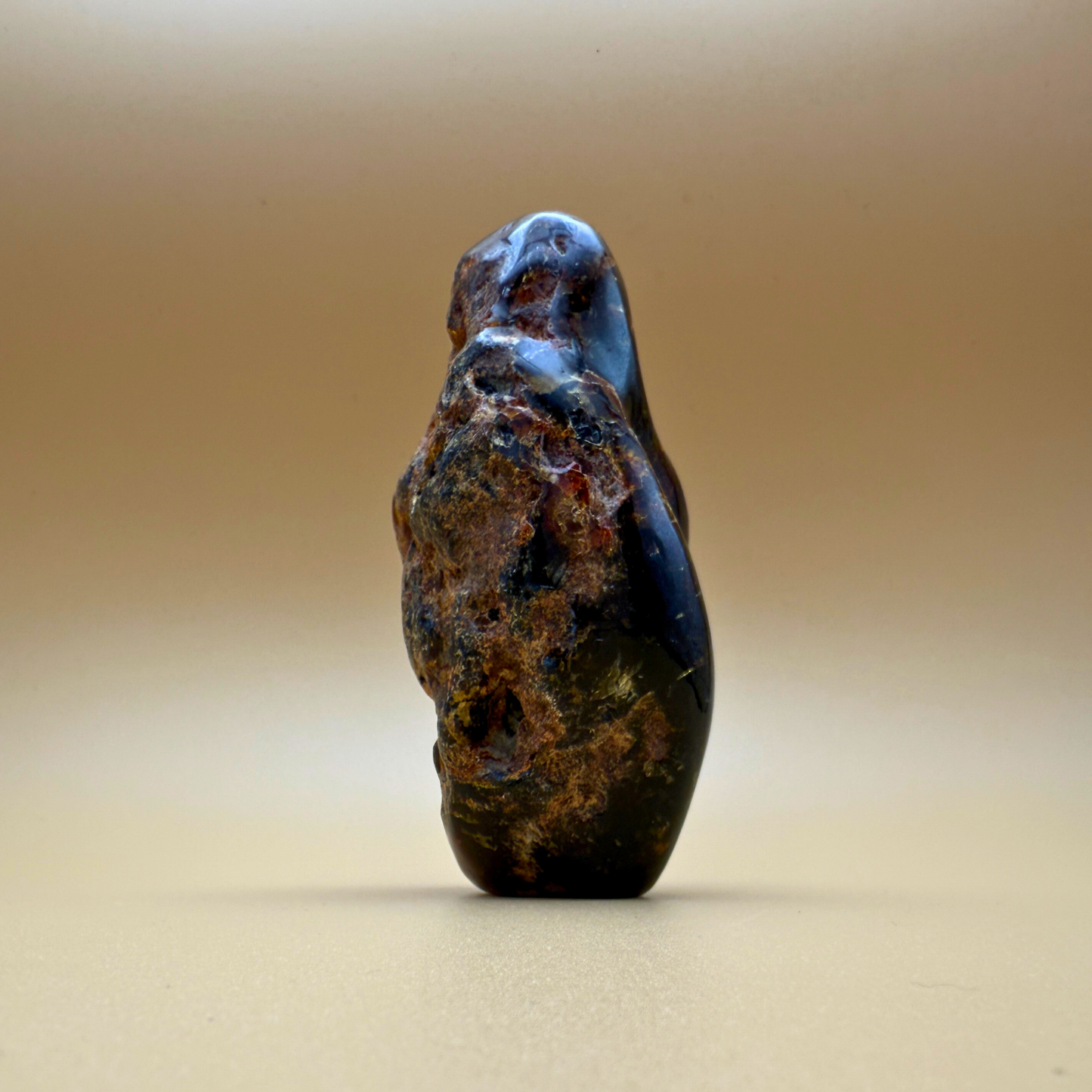 Skulpturel rav skulptur – mørkegrøn-sort med planteindeslutninger