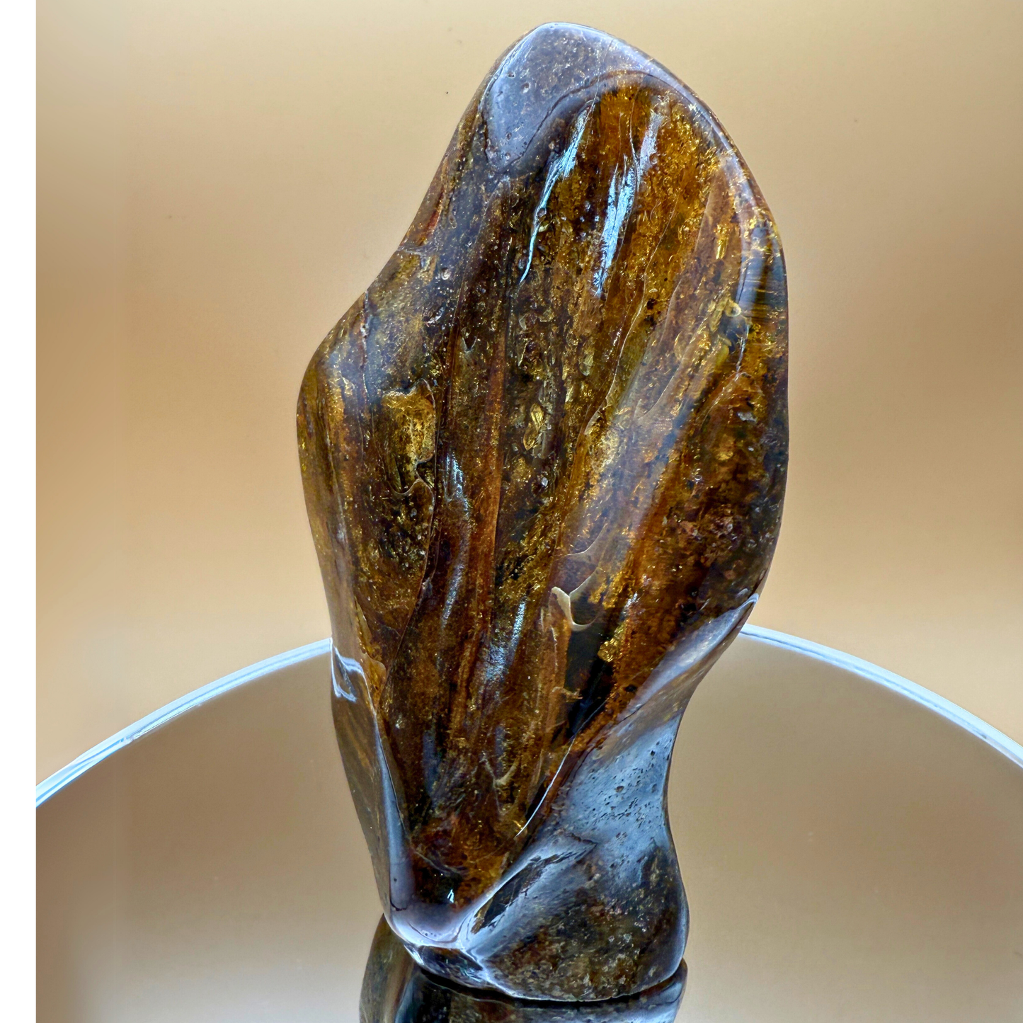 Poleret ravskulptur – skovgrøn med naturlig guldglimmer