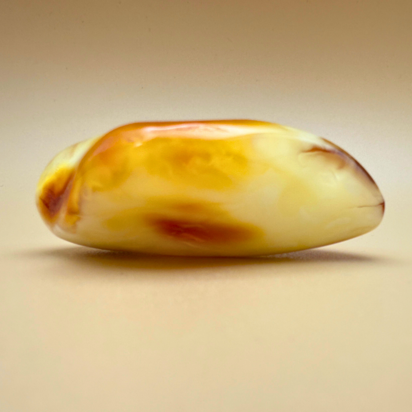 Milky Swirl Amber – Poleret lommesten i sjældne hvide toner