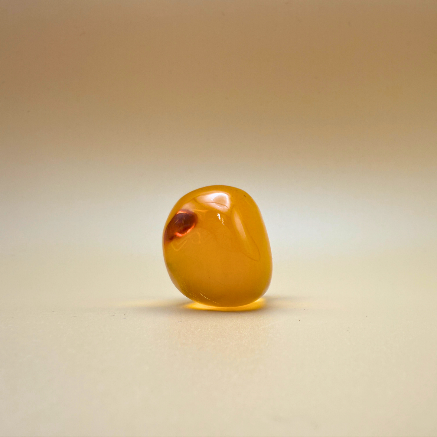 Citrus Glow – Poleret ravfarvet lommesten i citrongul