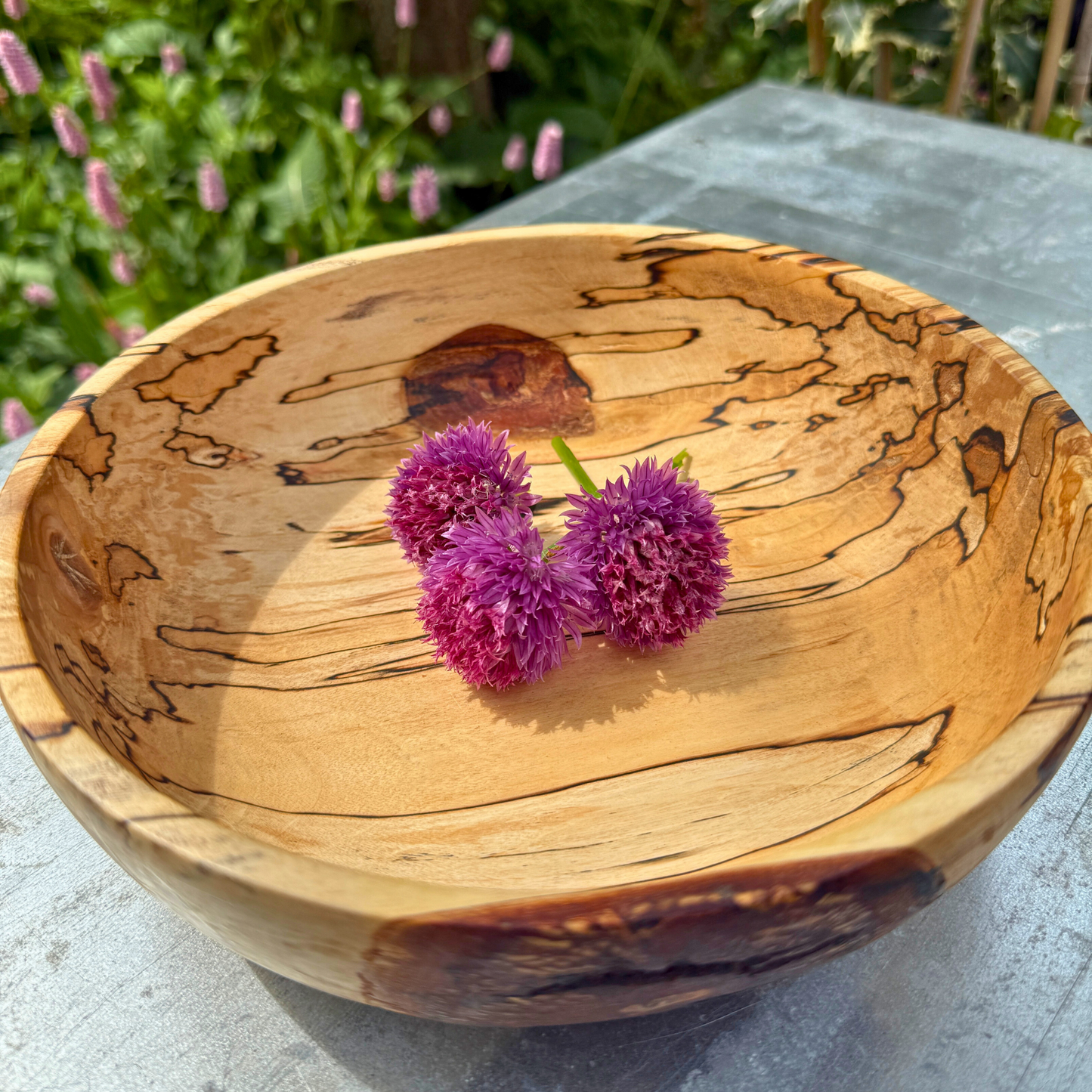 Stor skål i spaltet birk – lavt og bredt design