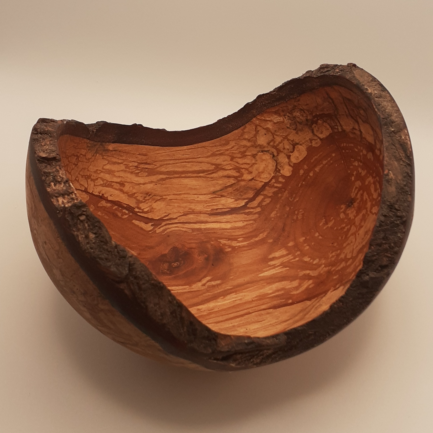 Træskål med rå kant