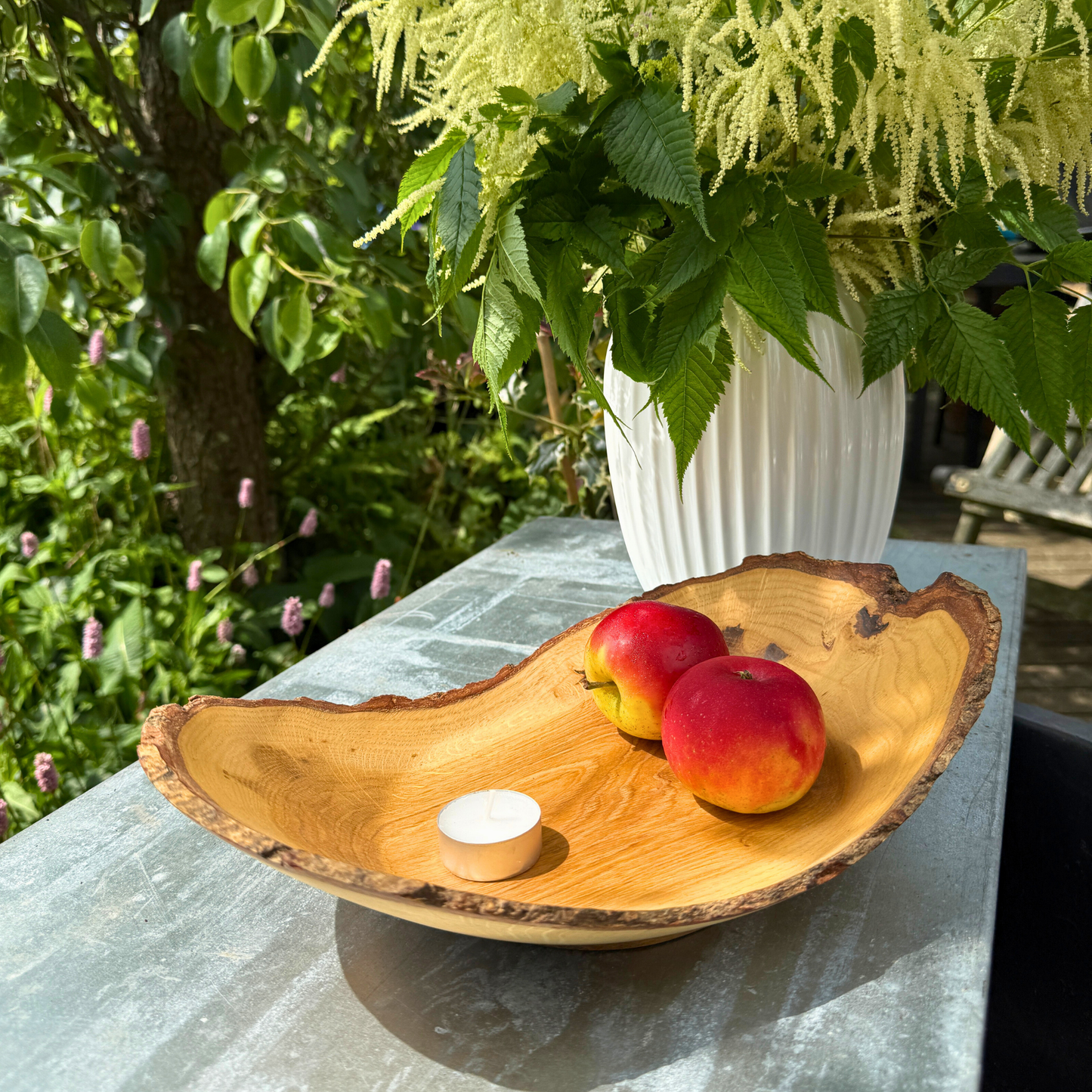 Nydrejet egetræsfad med fuld barkkant