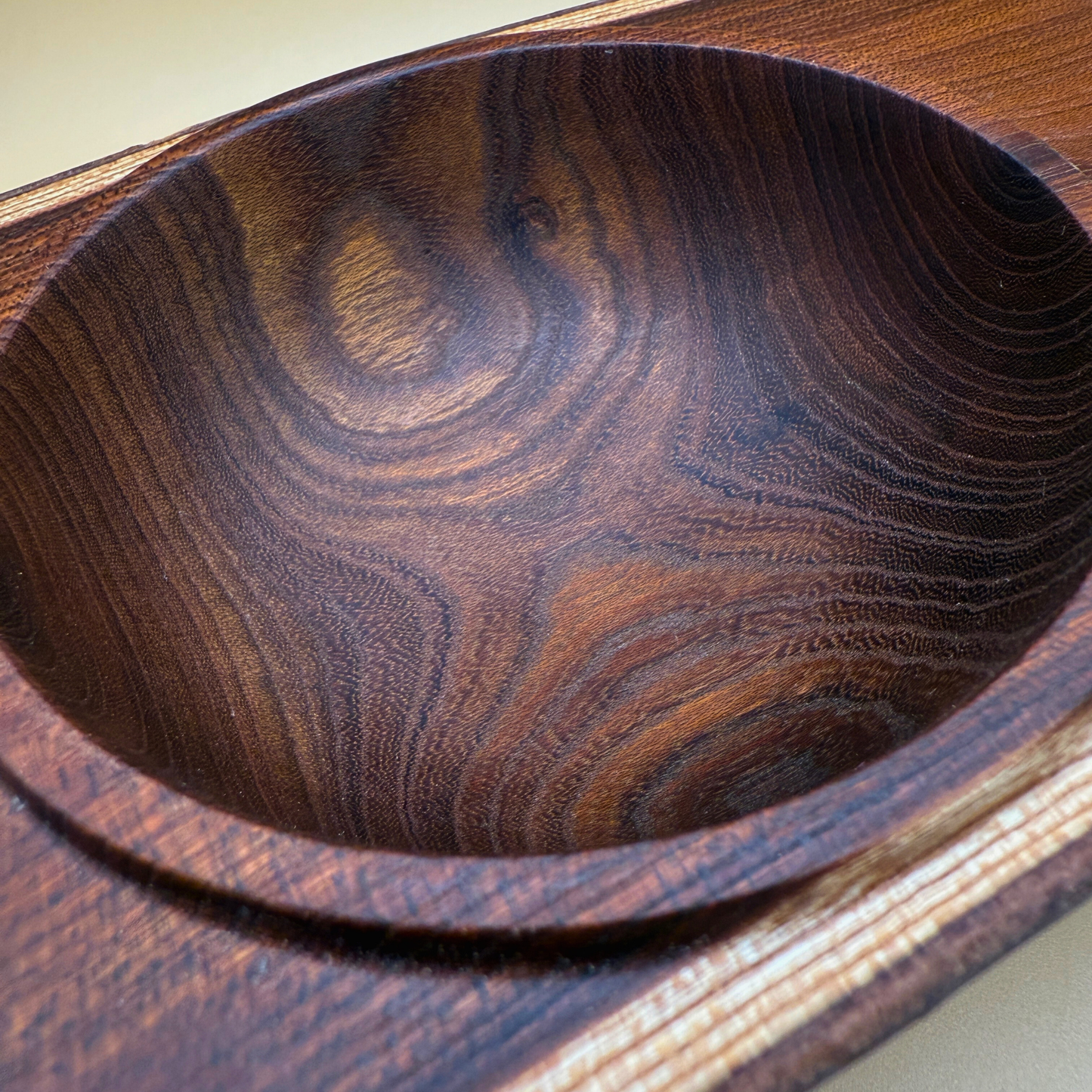 Træskå i guldregnl med rå kanter og firkantet kant