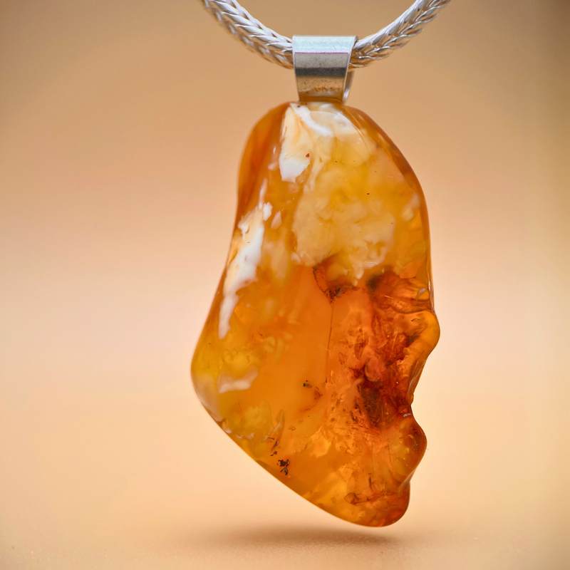 Rav vedhæng med mælkeagtige skyer