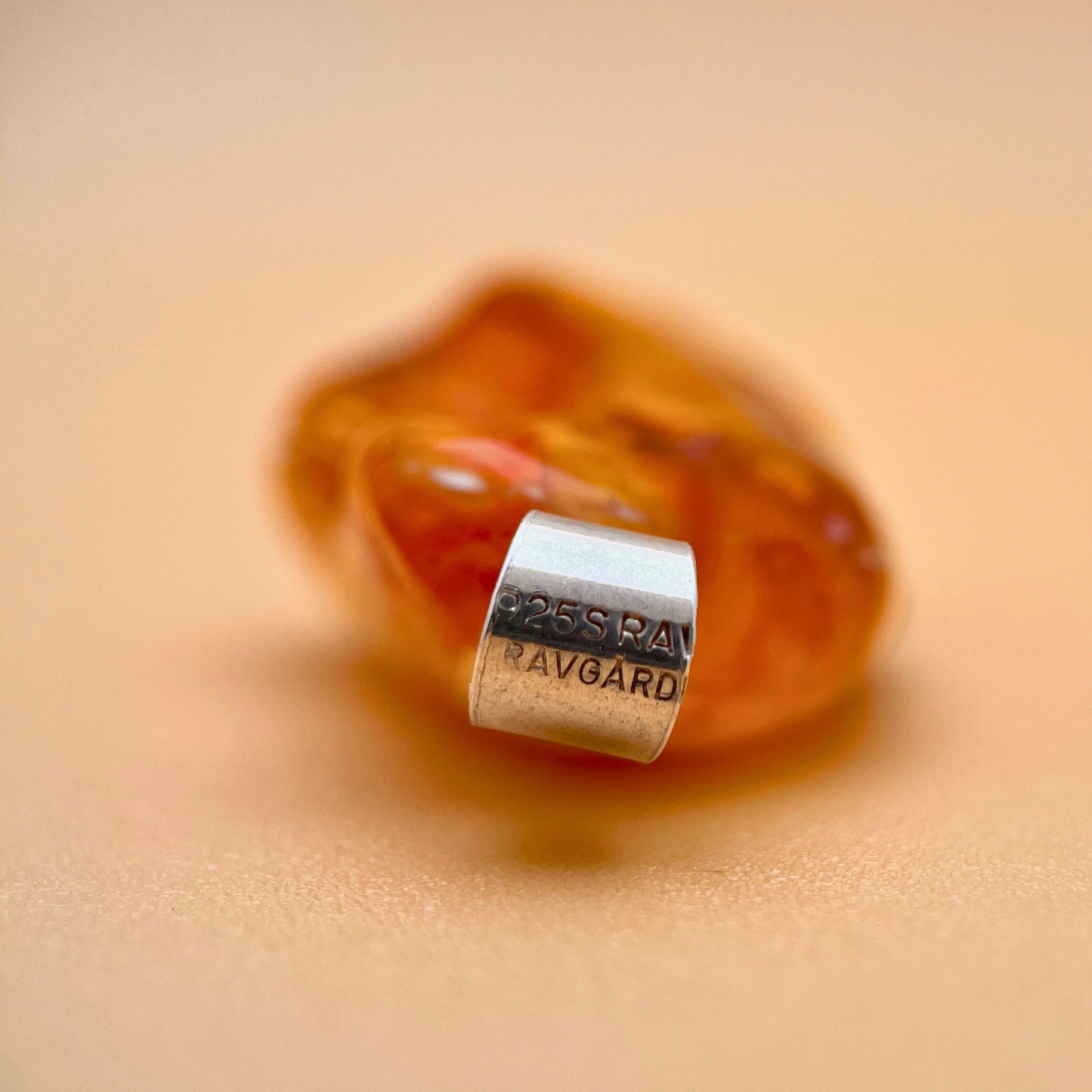 Rav vedhæng med mælkeagtige skyer