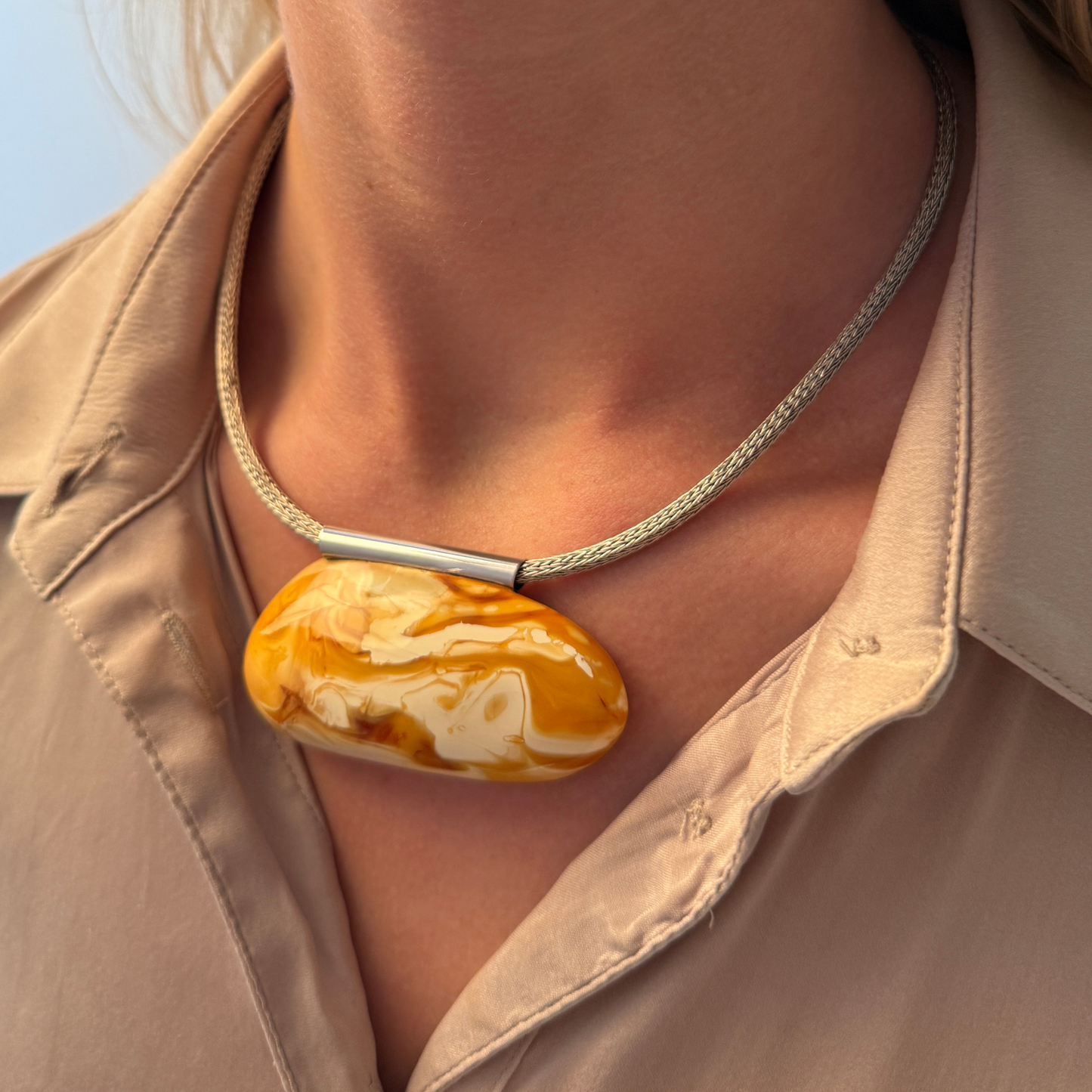 Stort ovalt vedhæng i mælkerav med rør i sterlingsølv