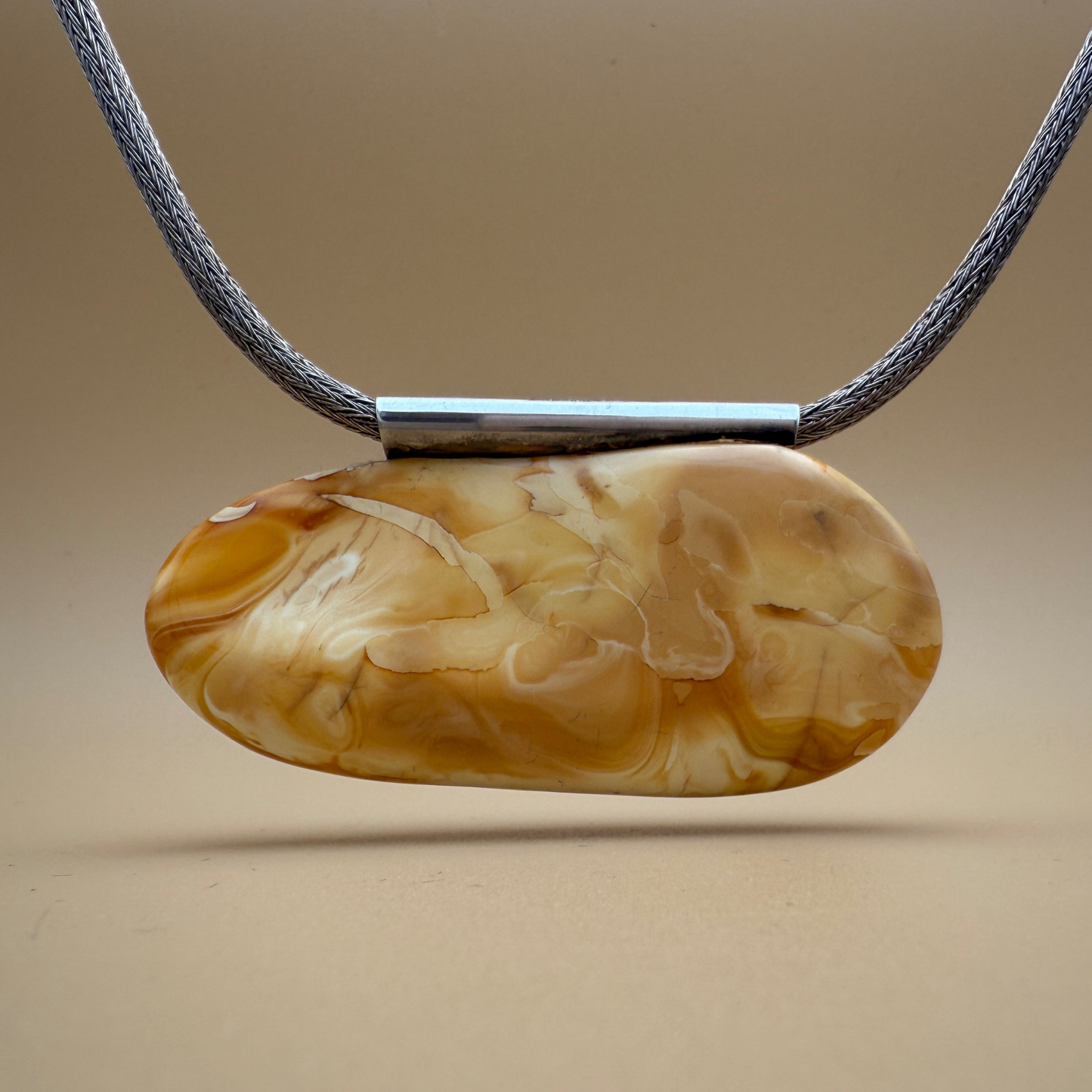 Stort ovalt vedhæng i mælkerav med rør i sterlingsølv