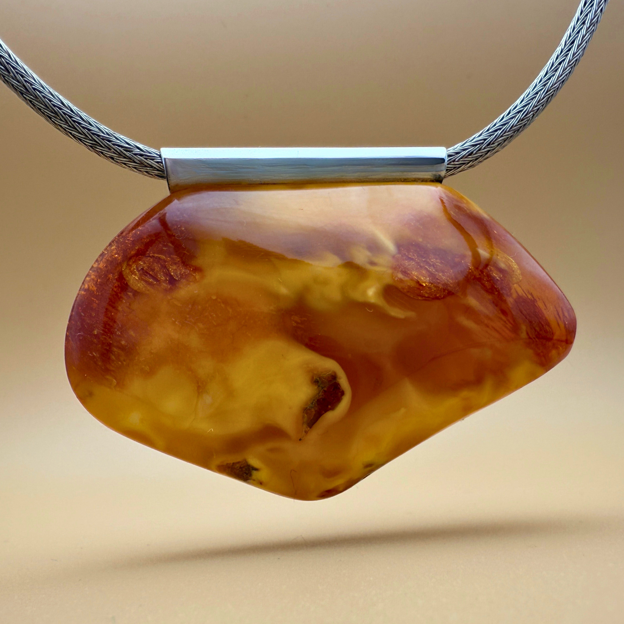 Gyldent ravvedhæng med rør i sterlingsølv