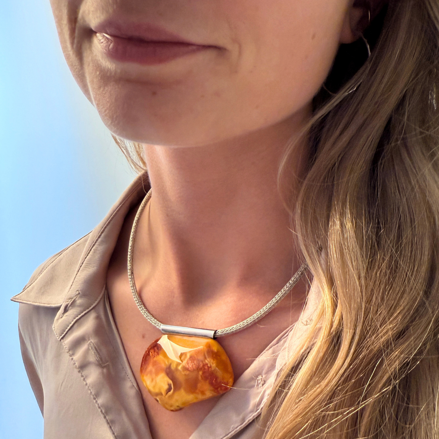 Gyldent ravvedhæng med rør i sterlingsølv