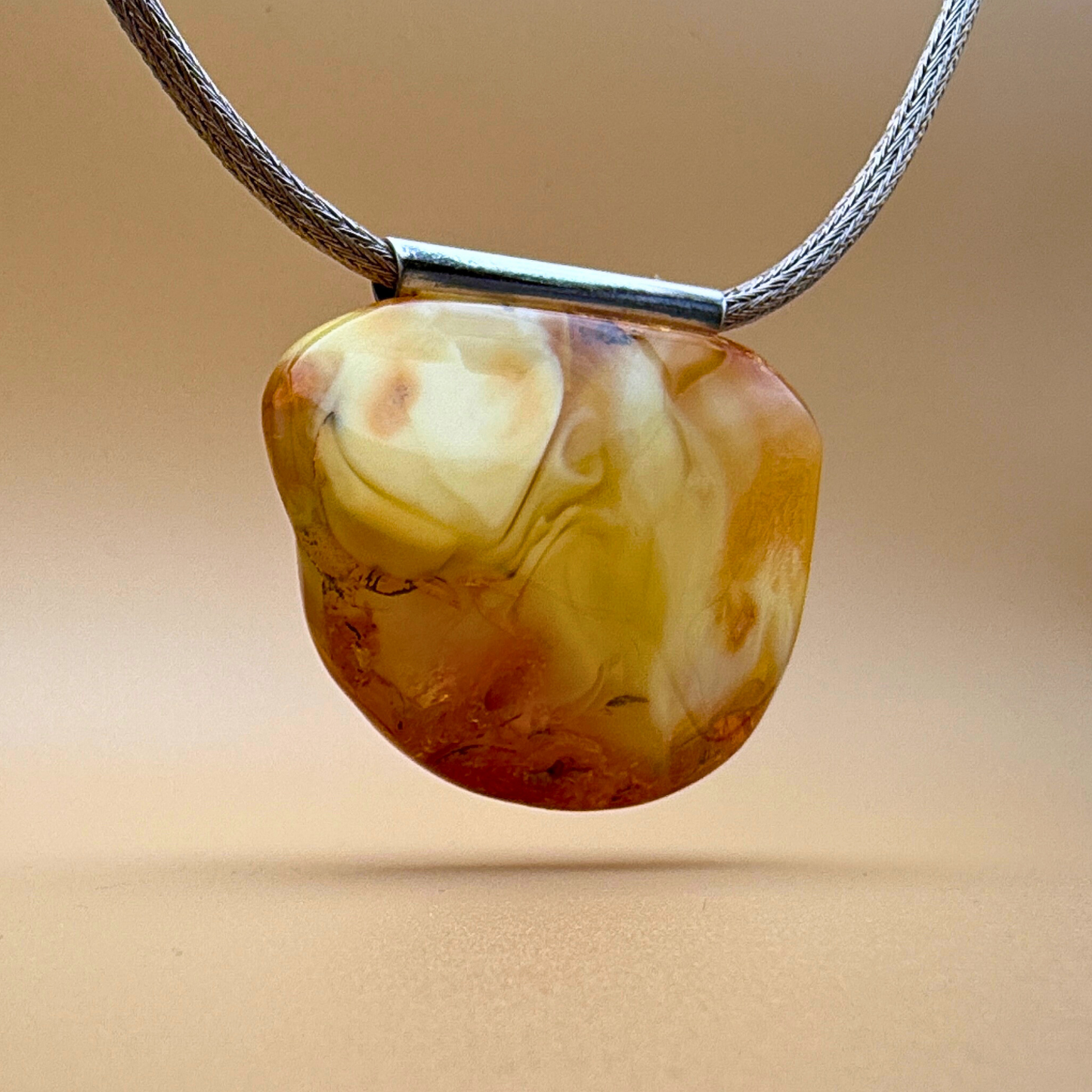 Sjældent ravvedhæng med blå nuance og sterlingsølvrør