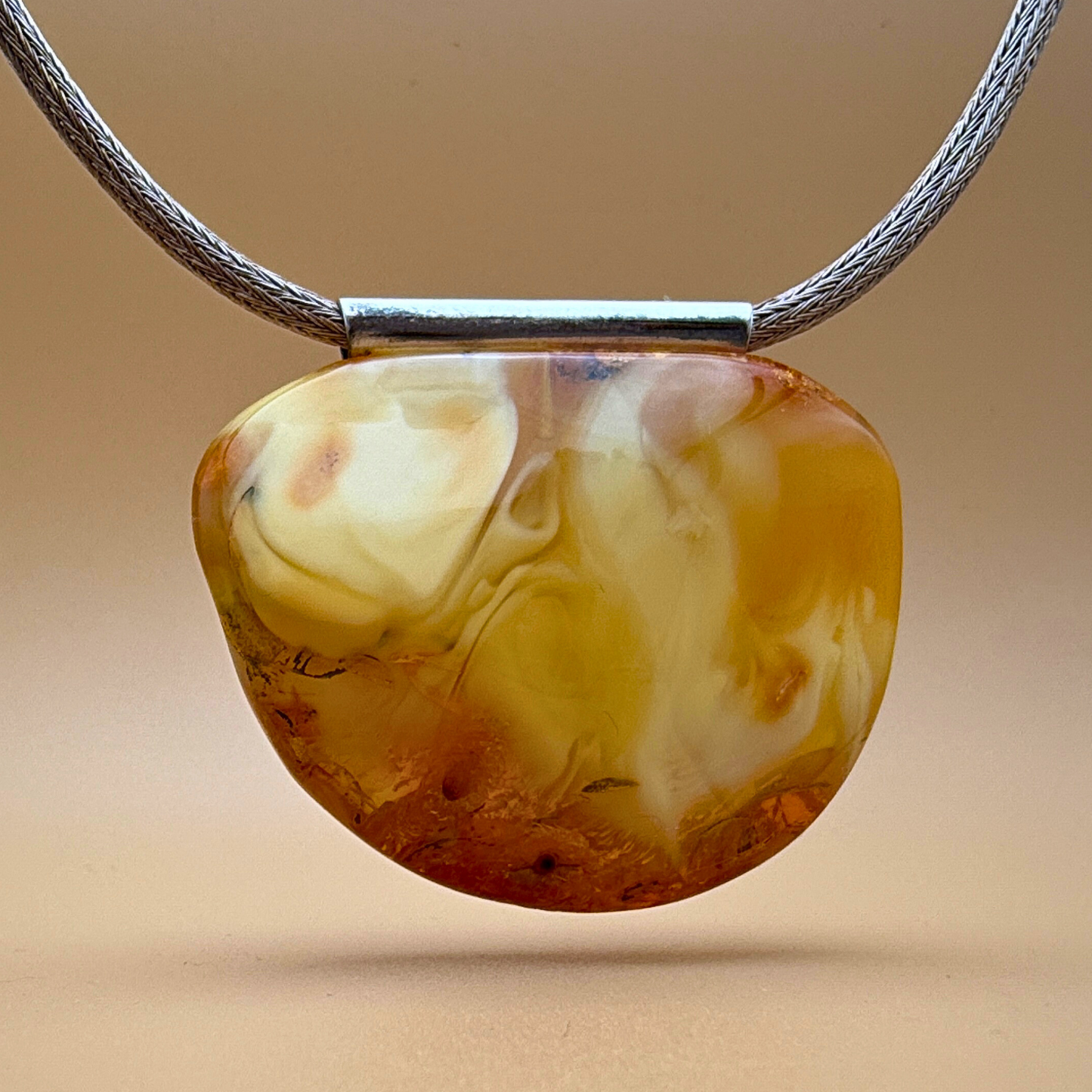 Sjældent ravvedhæng med blå nuance og sterlingsølvrør