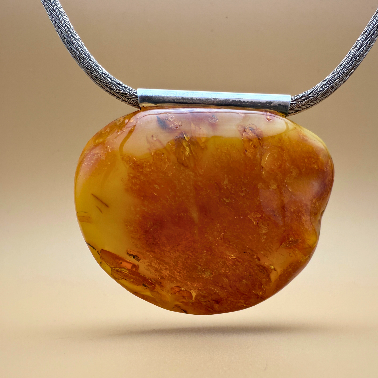 Sjældent ravvedhæng med blå nuance og sterlingsølvrør