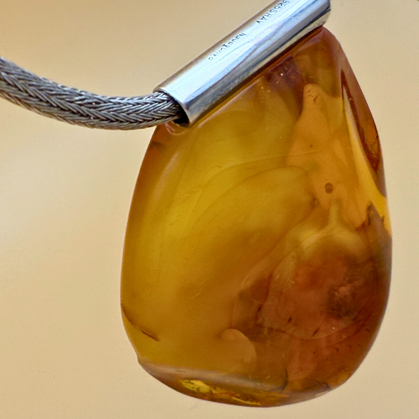 Stort ravvedhæng med rør i sterlingsølv