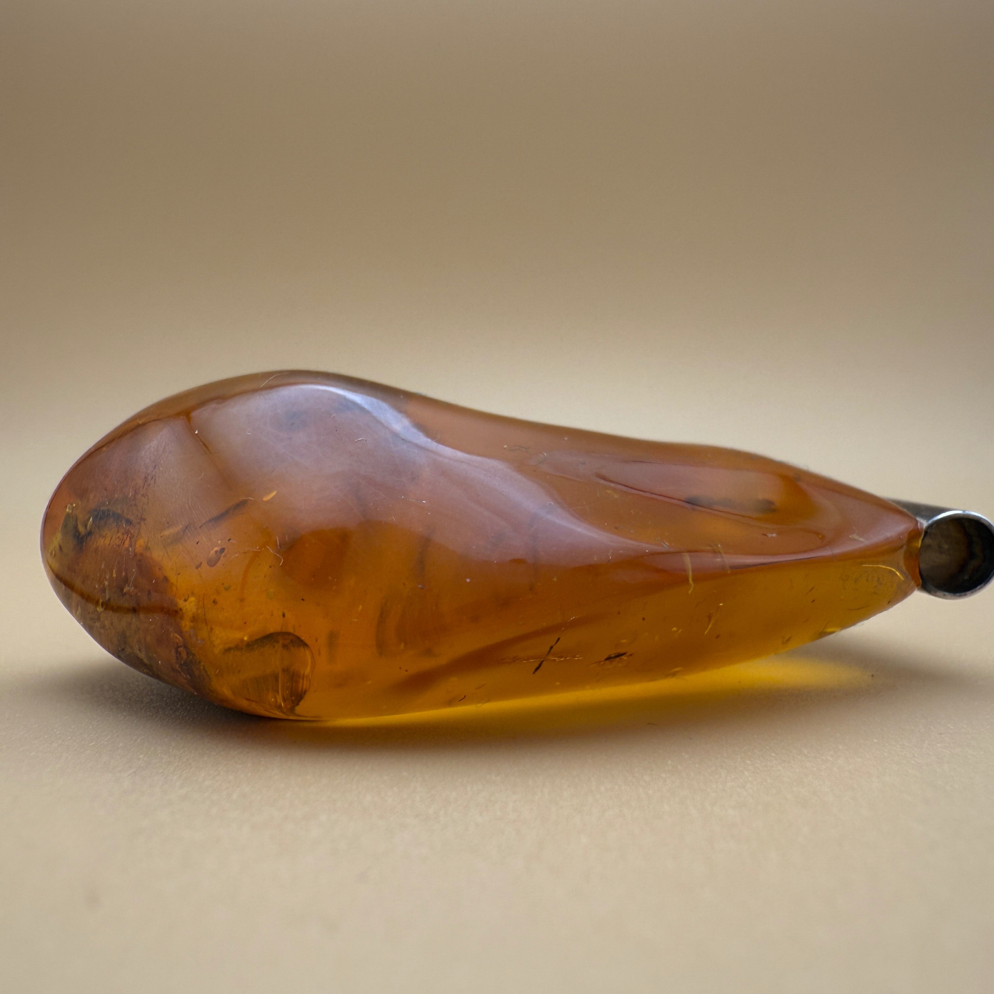 Stort ravvedhæng med rør i sterlingsølv