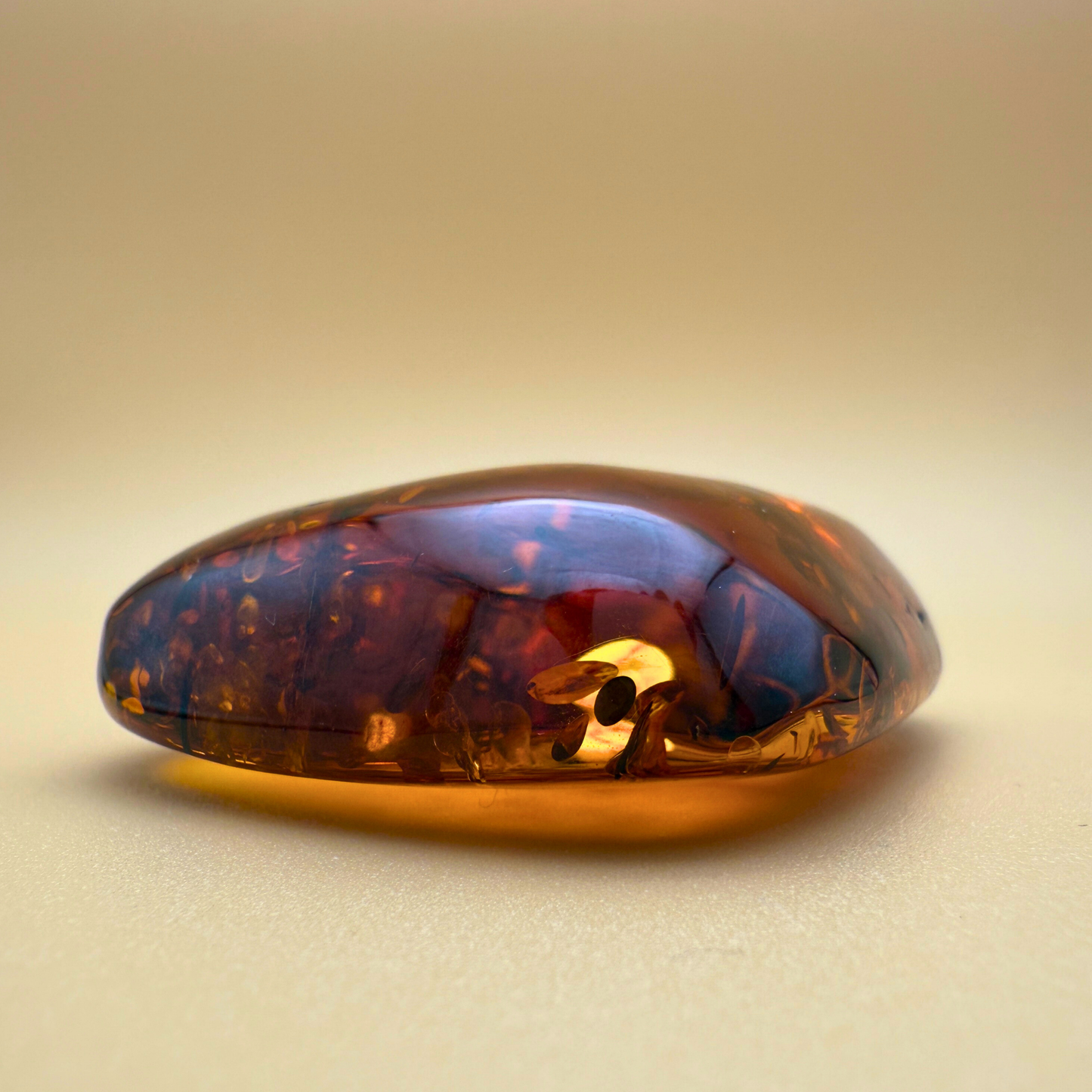 Stort cognacfarvet ravvedhæng med rør i sterlingsølv