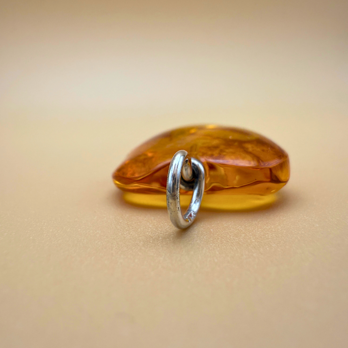 Dansende hjerte rav vedhæng i klar citrin gul