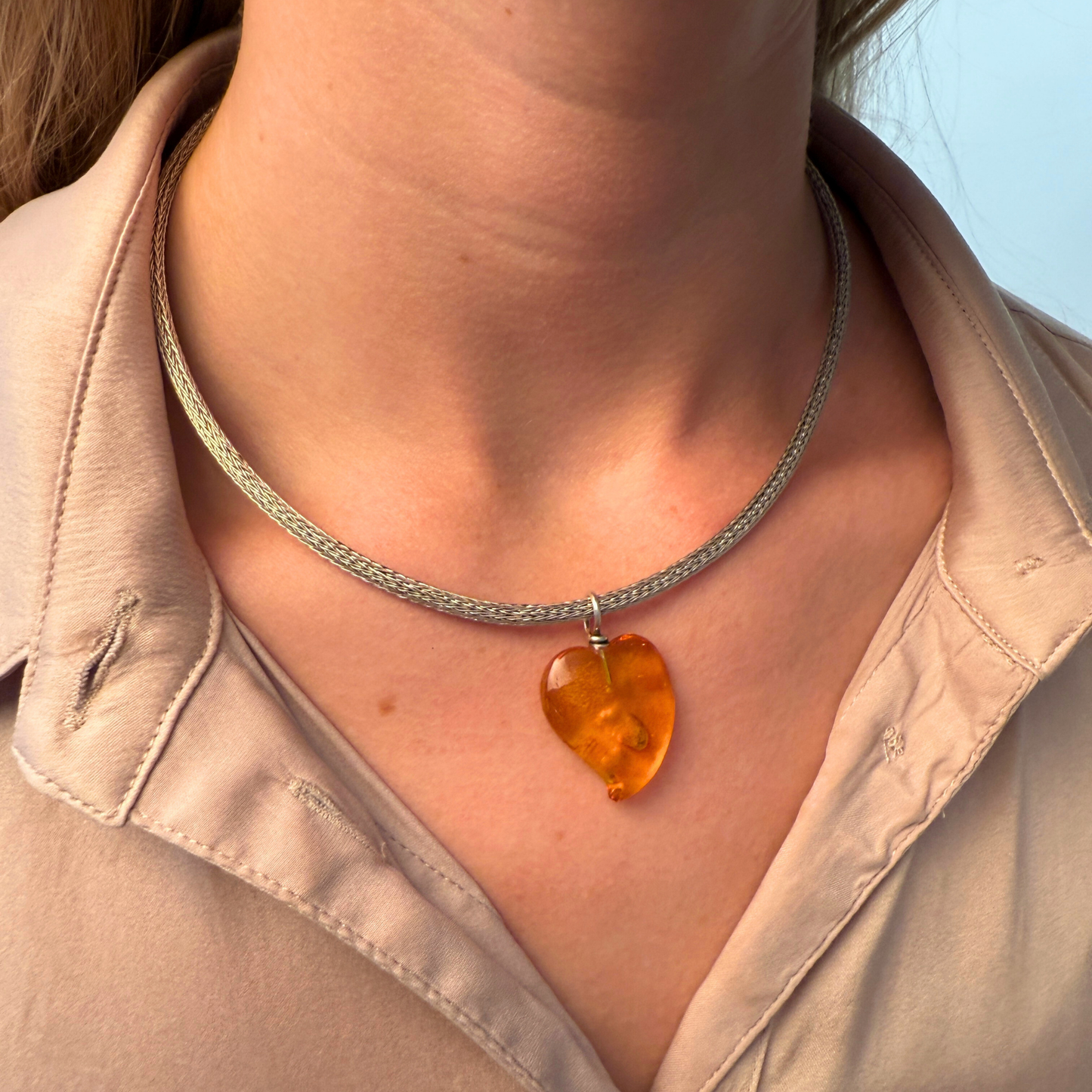 Dansende hjerte rav vedhæng i klar citrin gul