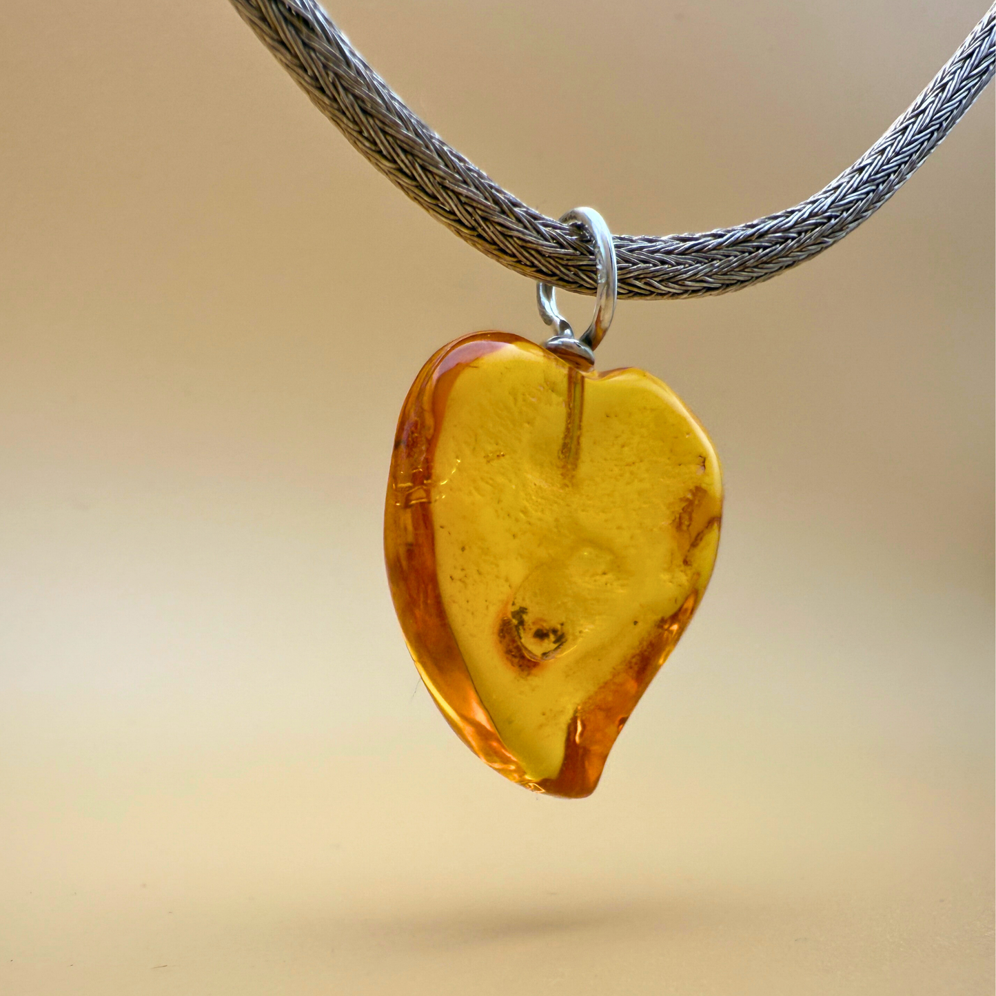Dansende hjerte rav vedhæng i klar citrin gul