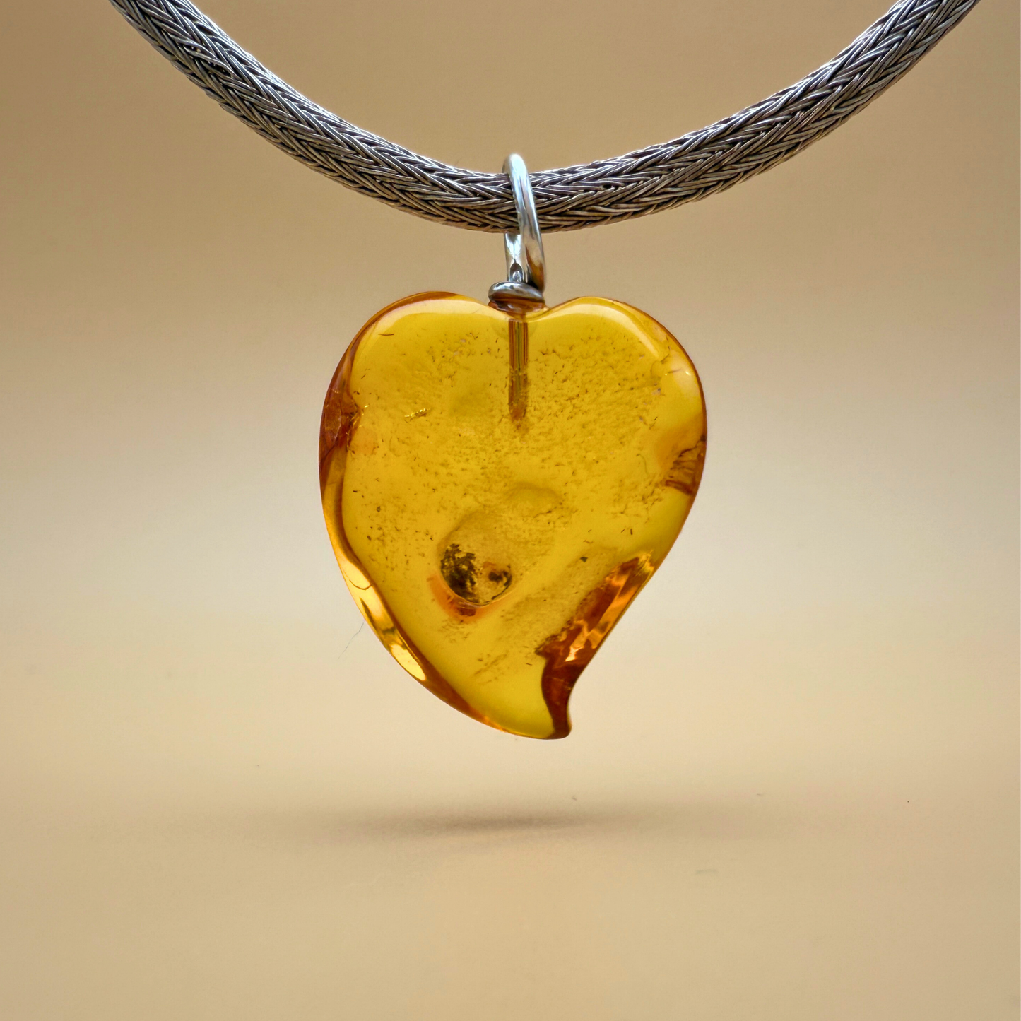 Dansende hjerte rav vedhæng i klar citrin gul