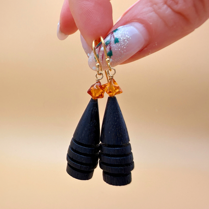 Juletræs øreringe i træ og rav