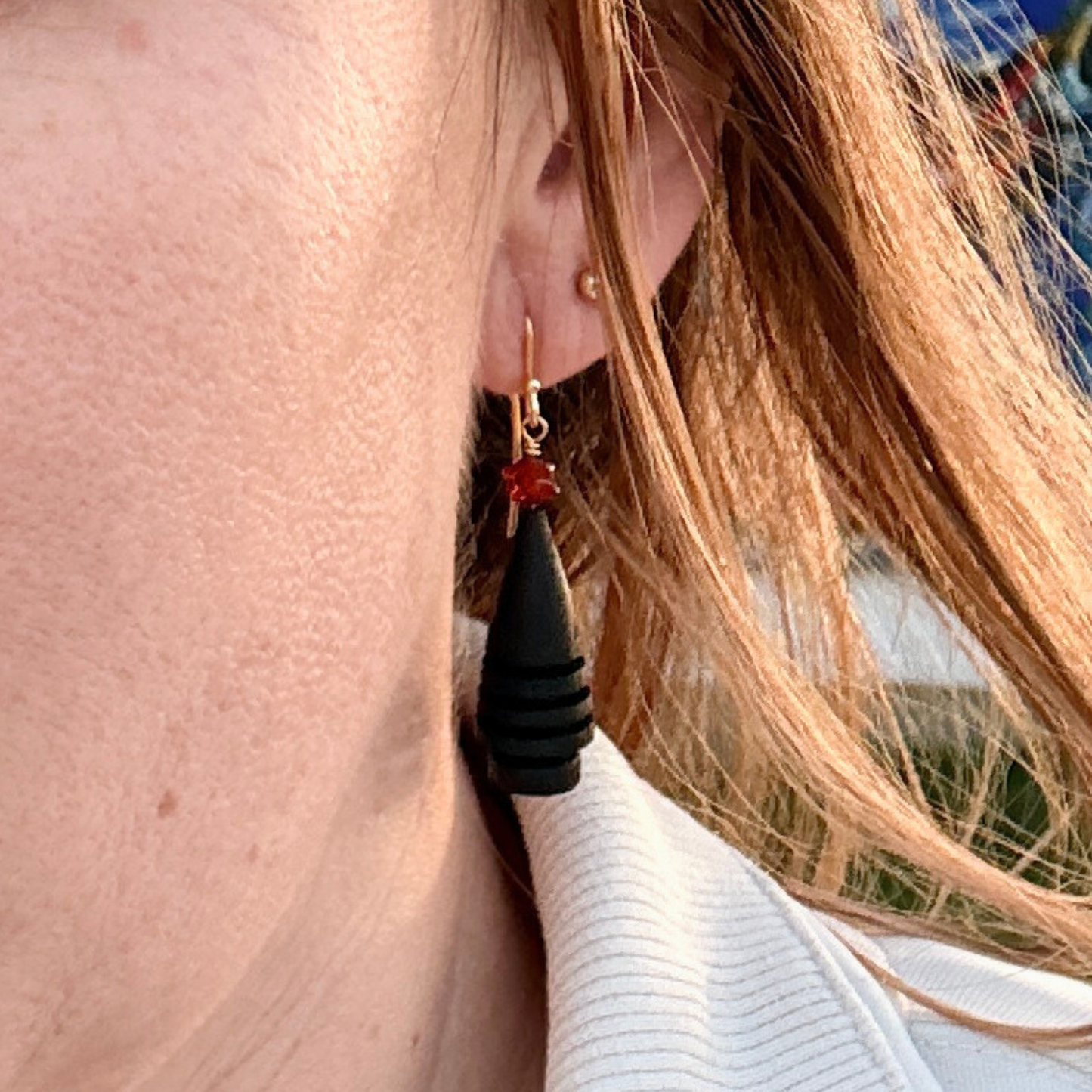 Juletræs øreringe i træ og rav