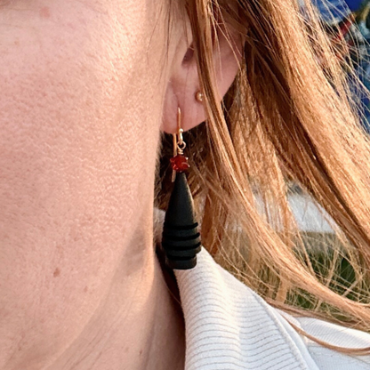 Juletræs øreringe i træ og rav