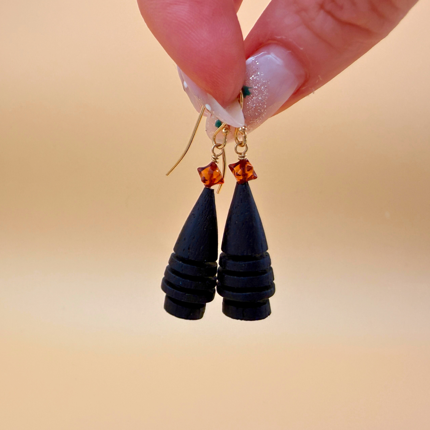 Juletræs øreringe i træ og rav