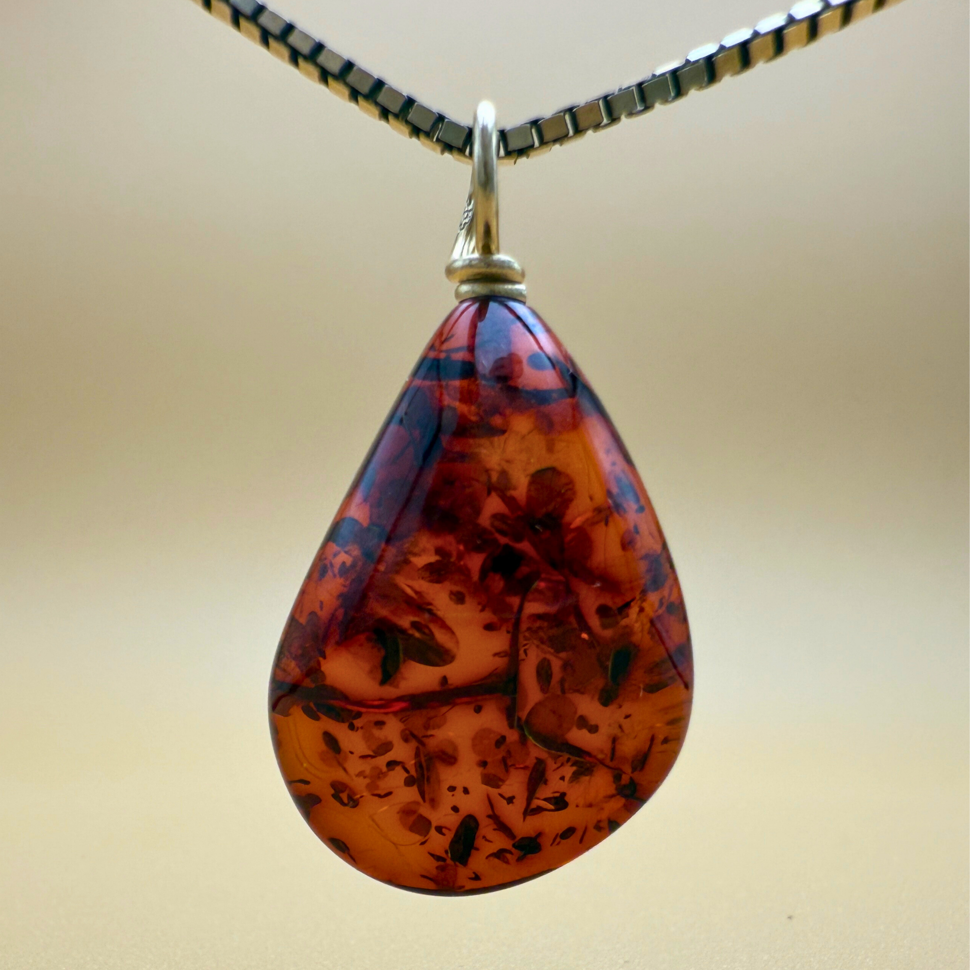 Dråbevedhæng i Vinrød rav & 14 kt Guld