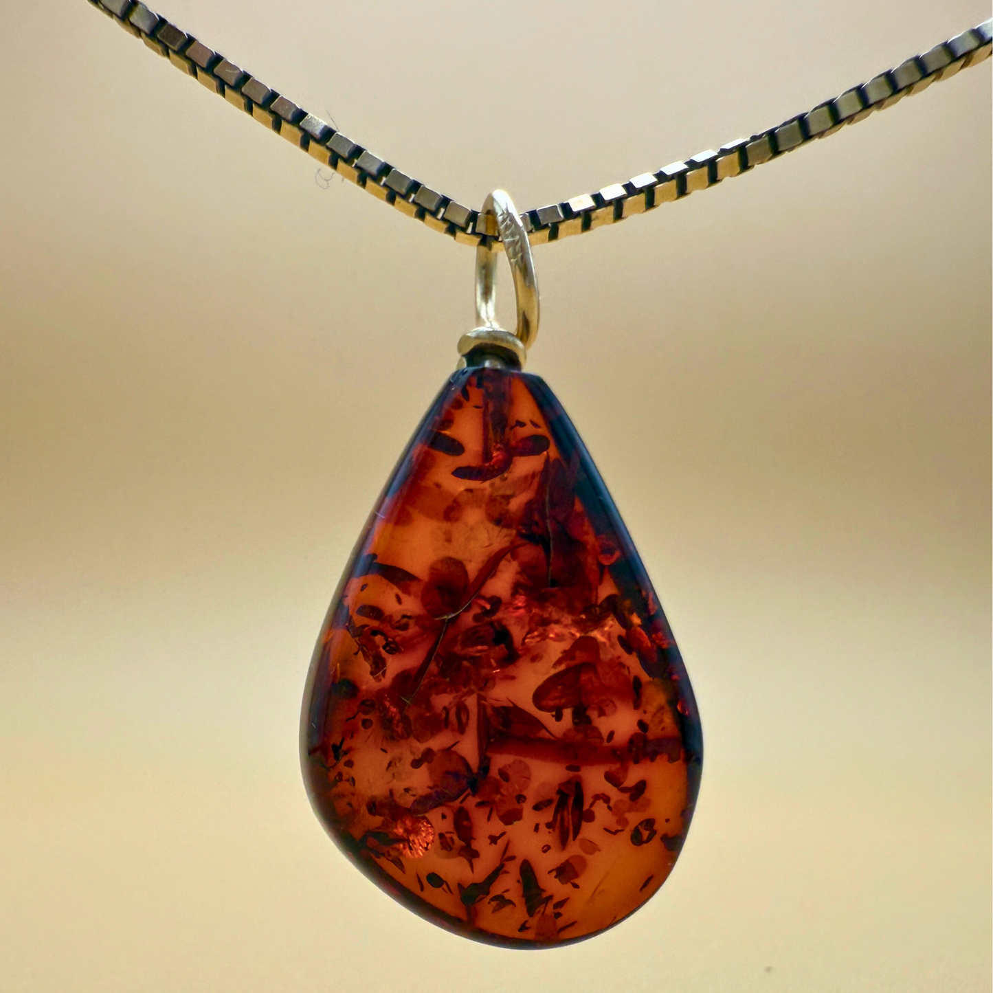 Dråbevedhæng i Vinrød rav & 14 kt Guld