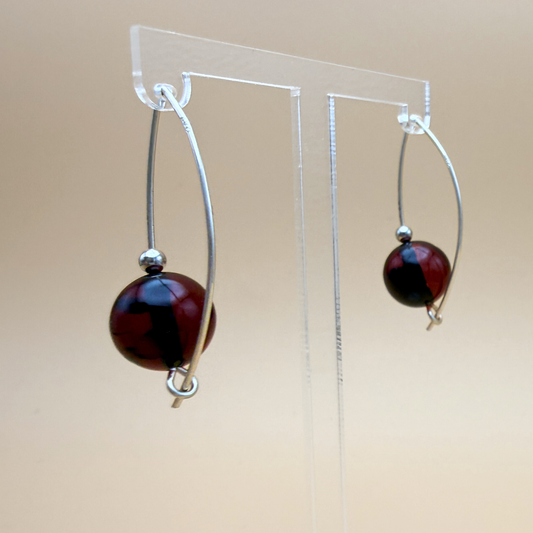 No. 3 Øreringe i sølv med vinrød rav