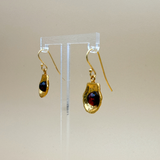 Tide – Forgyldte muslinge øreringe med mørk cognac rav