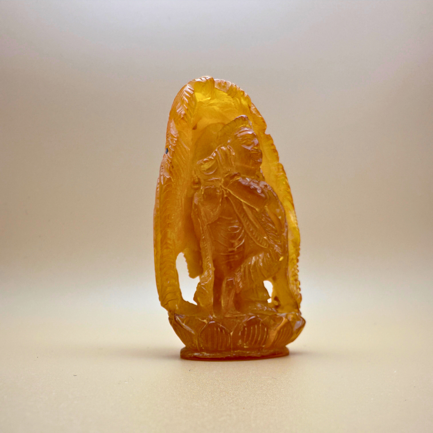 Krishna - Ravfigur med påfugl