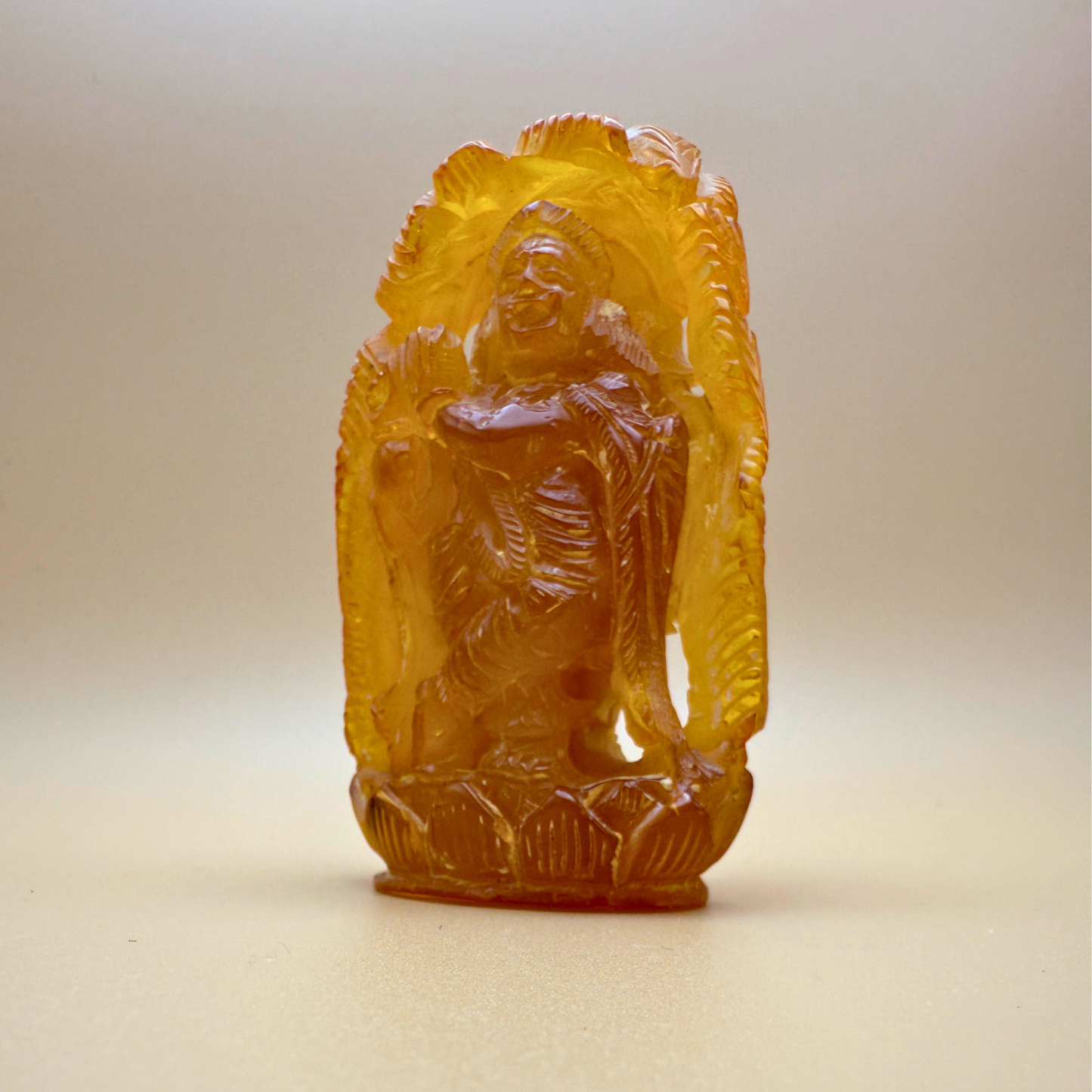 Krishna - Ravfigur med påfugl