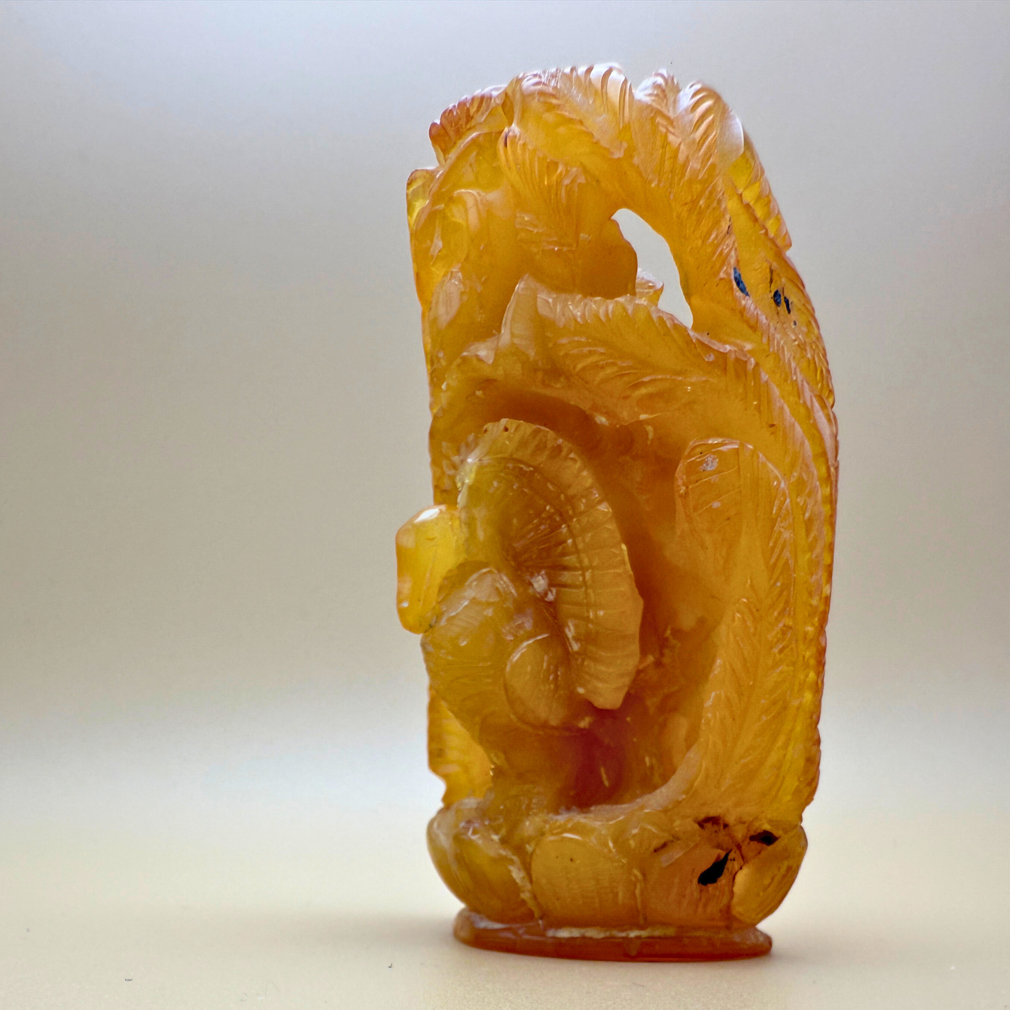 Krishna - Ravfigur med påfugl