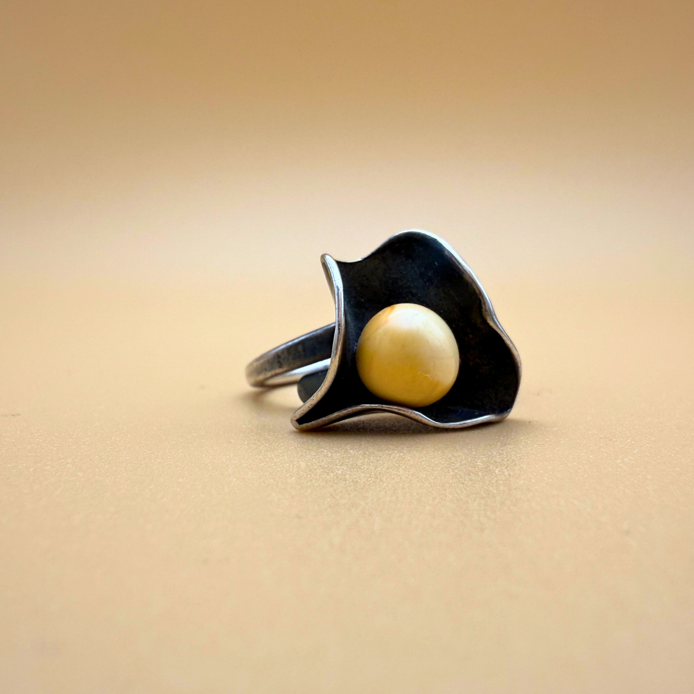 Østers Ring – Mælkehvid Rav