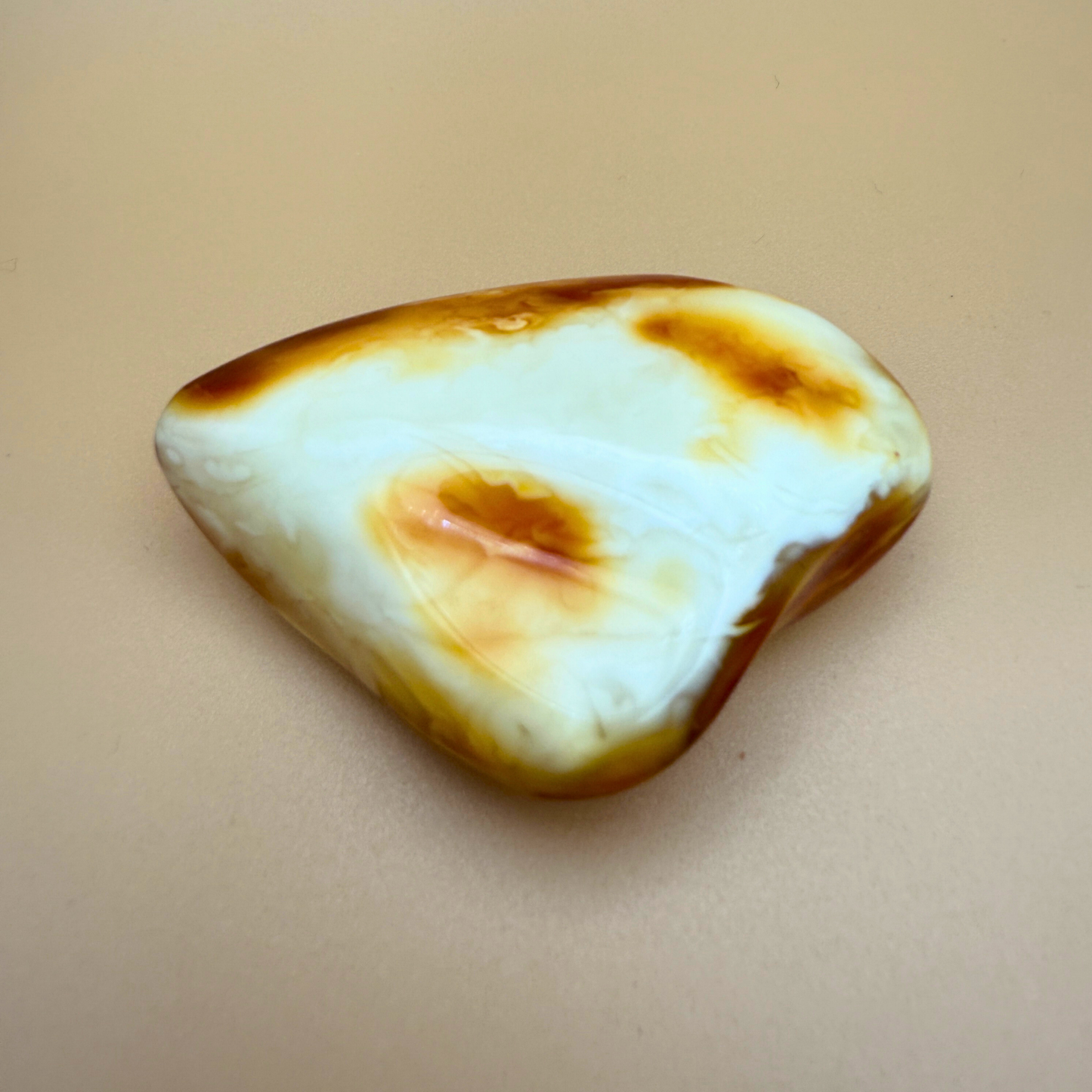 Milky Swirl Amber – Poleret lommesten i sjældne hvide toner