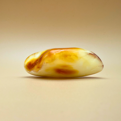 Milky Swirl Amber – Poleret lommesten i sjældne hvide toner