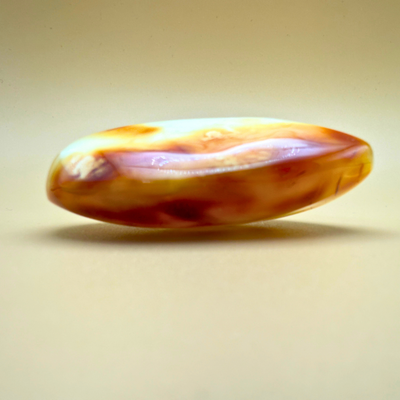 Milky Swirl Amber – Poleret lommesten i sjældne hvide toner