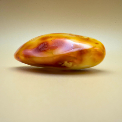 Milky Swirl Amber – Poleret lommesten i sjældne hvide toner