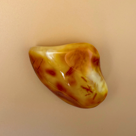 Milky Swirl Amber – Poleret lommesten i sjældne hvide toner