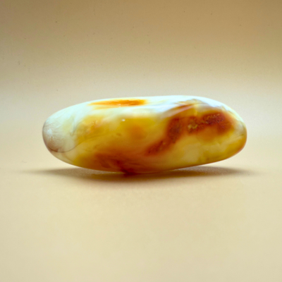 Milky Swirl Amber – Poleret lommesten i sjældne hvide toner