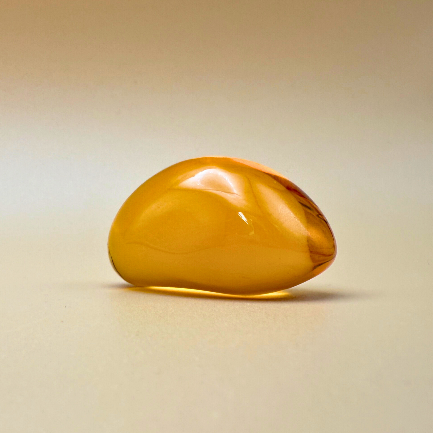 Citrus Glow – Poleret ravfarvet lommesten i citrongul
