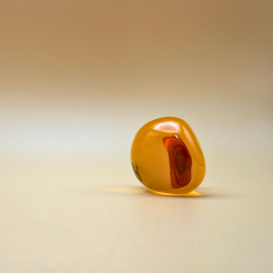 Citrus Glow – Poleret ravfarvet lommesten i citrongul