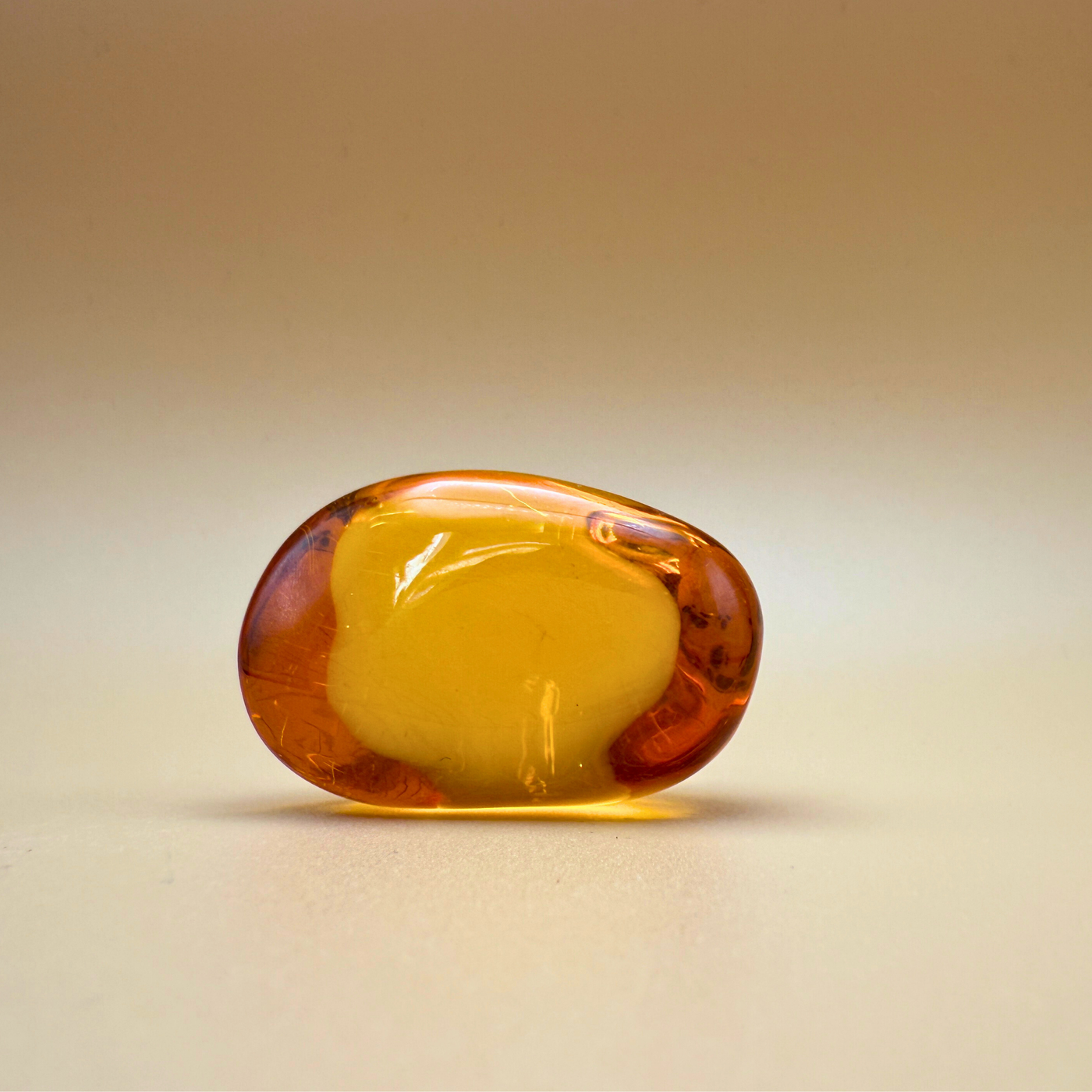 Citrus Glow – Poleret ravfarvet lommesten i citrongul